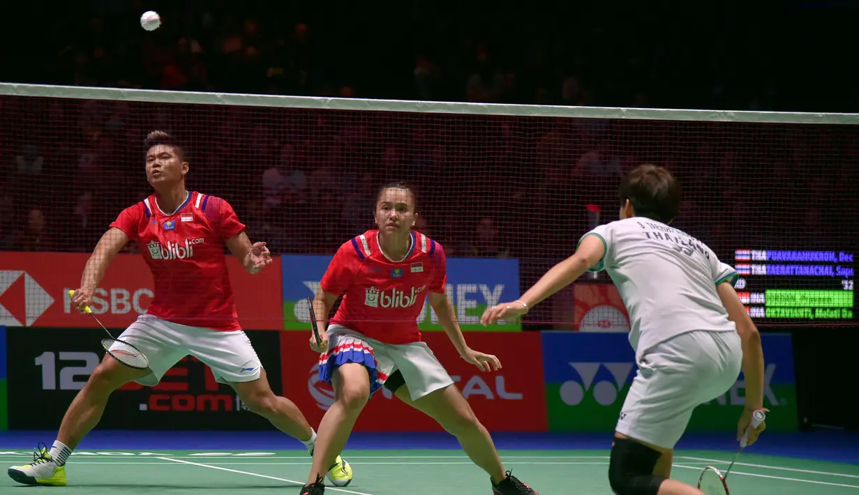 Pasangan Indonesia Praveen Jordan/Melati Daeva Oktavianti mengembalikan kok kepada pasangan Thailand Dechapol Puavaranukroh/Sapsiree Taerattanachai pada laga final ganda campuran All England 2020 di Birmingham, Inggris, Minggu (15/3/2020). Indonesia menang 2-1. (AP Photo/Rui Vieira)
