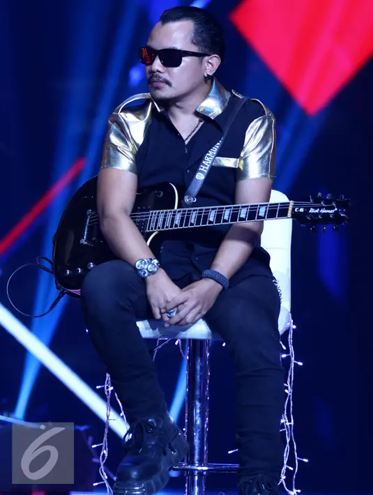 Ekspresi Chella Kotak jelang melepas Tantri Kotak yang akan vakum sementara dari dunia musik, Jakarta, Jumat (22/1/2016). Menunggu masa cuti Tantri, Kotak akan membuat projek bertajuk Kikan X Kotak. (Liputan6.com/Gempur M Surya)