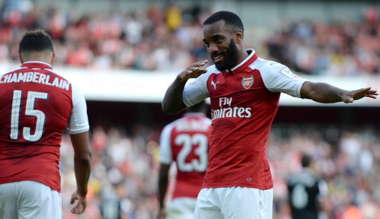 Alexandre Lacazette resmi bergabung Arsenal pada Rabu (6/7/2017). Penyerang timnas Prancis itu datang dari Olympique Lyon dengan total banderol 53 juta poundsterling (Rp 915 miliar) dengan kontrak berdurasi lima musim. (AFP/Olly Greenwood)