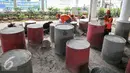 Petugas PPSU melakukan penambalan di tempat duduk beton di taman Interaktif FO Klender, Jakarta, Rabu (10/2). Pihak Kecamatan Pulogadung dan Kelurahan Jatinegara mulai perbaiki fasilitas taman sebelumnya rusak parah. (Liputan6.com/Yoppy Renato)