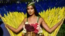 Seorang model memperagakan busana rancangan desainer Kolombia, Camila Gonzale selama BioFashion Show di Cali  pada 17 November 2018. Ajang ini menampilkan gaun-gaun unik yang terbuat dari tanaman hidup, bunga dan unsur organik lain. (Luis ROBAYO/AFP)