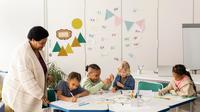 Ilustrasi murid dan guru TK. (Image by freepik)