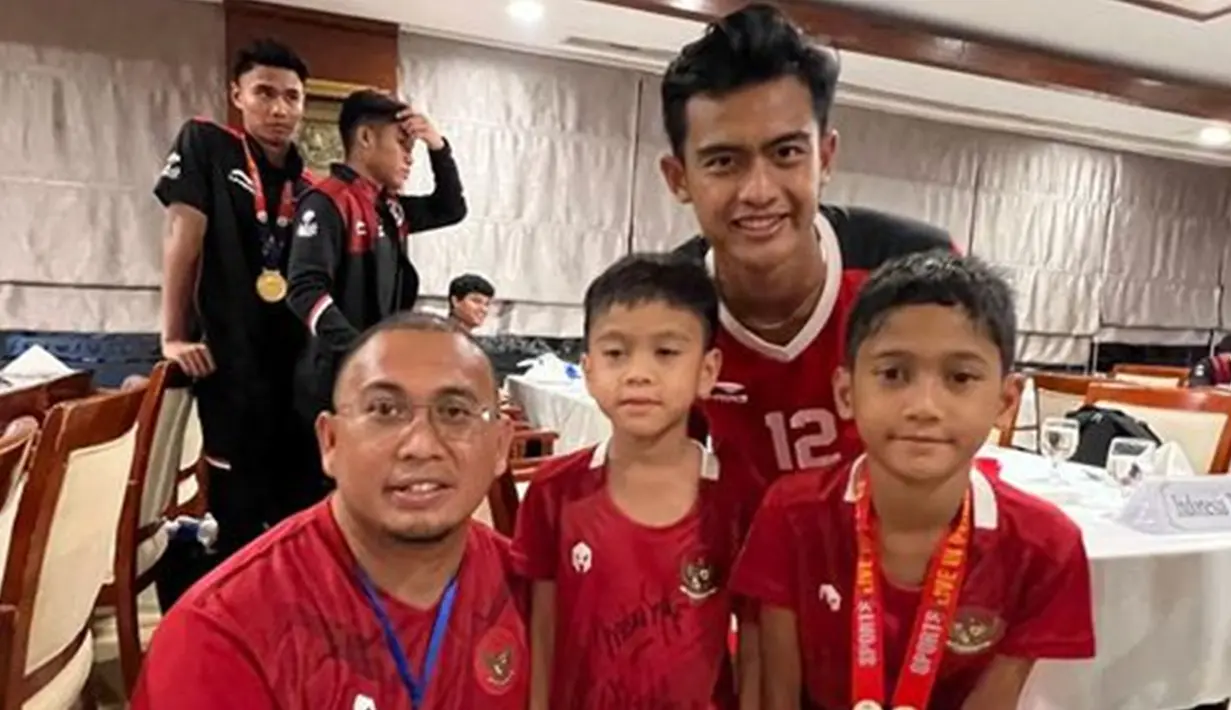 Saat momen Pratama Arhan juara SEA Games 2023, Andre Rosiade juga hadir di Thailand untuk mendukung. Ia menyaksikan Indonesia berhasil ukir sejarah menjadapatkan medali emas di SEA Games 2023. (Liputan6.com/IG/andre_rosiade)