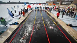 Para peserta mengambil bagian dalam kompetisi renang di air es dari sungai Neva selama Big Neva Cup of Ice Swimming di St.Petersburg, Rusia, 2 Maret 2019. Sekitar 150 dari 12 negara mengikuti kompetisi renang dengan suhu - 6 C. (AP/Dmitri Lovetsky)