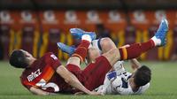 Bek AS Roma, Roger Ibanez saat melanggar gelandang Atalanta, Remo Freuler pada pertandingan lanjutan Liga Serie A Italia di Stadion Olimpiade Roma, Italia, Jumat (23/4/2021). AS Roma bermain atas Atalanta 1-1. (AP Photo/Alessandra Tarantino)
