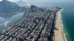 Pemandangan pantai Ipanema dan gedung-gedung bertingkat di Rio de Janeiro, Brasil, (26/6/2014). (AFP/Yasuyoshi Chiba)
