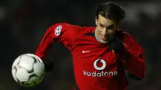 Ruud van Nistelrooy tercatat telah mengoleksi 95 gol dalam 150 pertandingan di Liga Inggris bersama Manchester United. Ia juga menjadi top skor Liga Inggris musim 2002/03 dengan jumlah 25 gol. Hal tersebut membuat "Ruud Devil" tercatat memiliki rasio gol per laga sebesar 0,63. (AFP/Paul Barker)