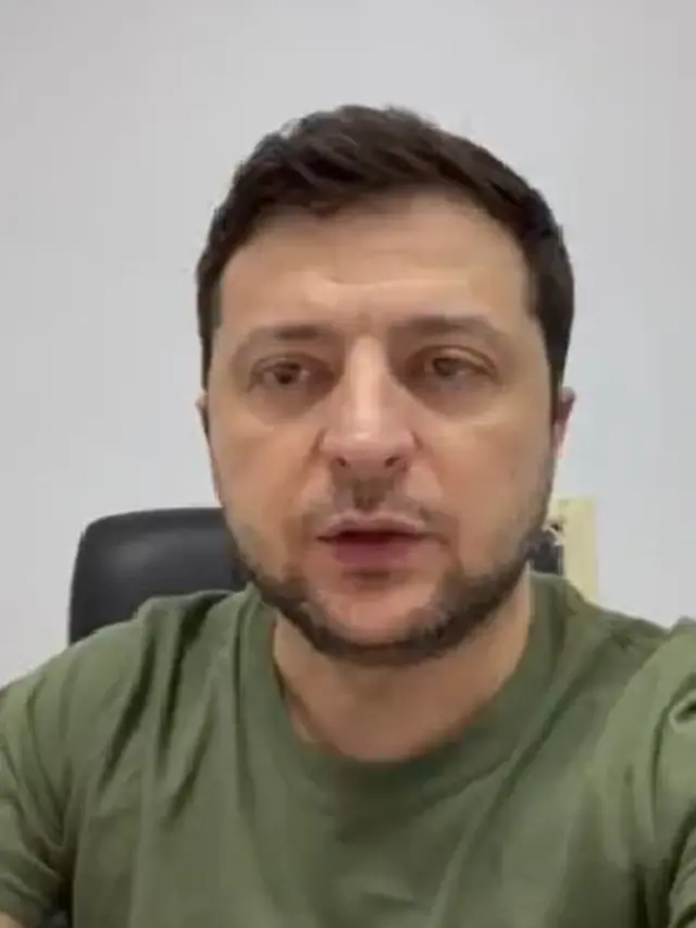 Presiden Ukraina Volodymyr Zelenskyy dalam salah satu konferensi pers terkait serangan Rusia. (Screen Grab Twitter @ZelenskyyUa)