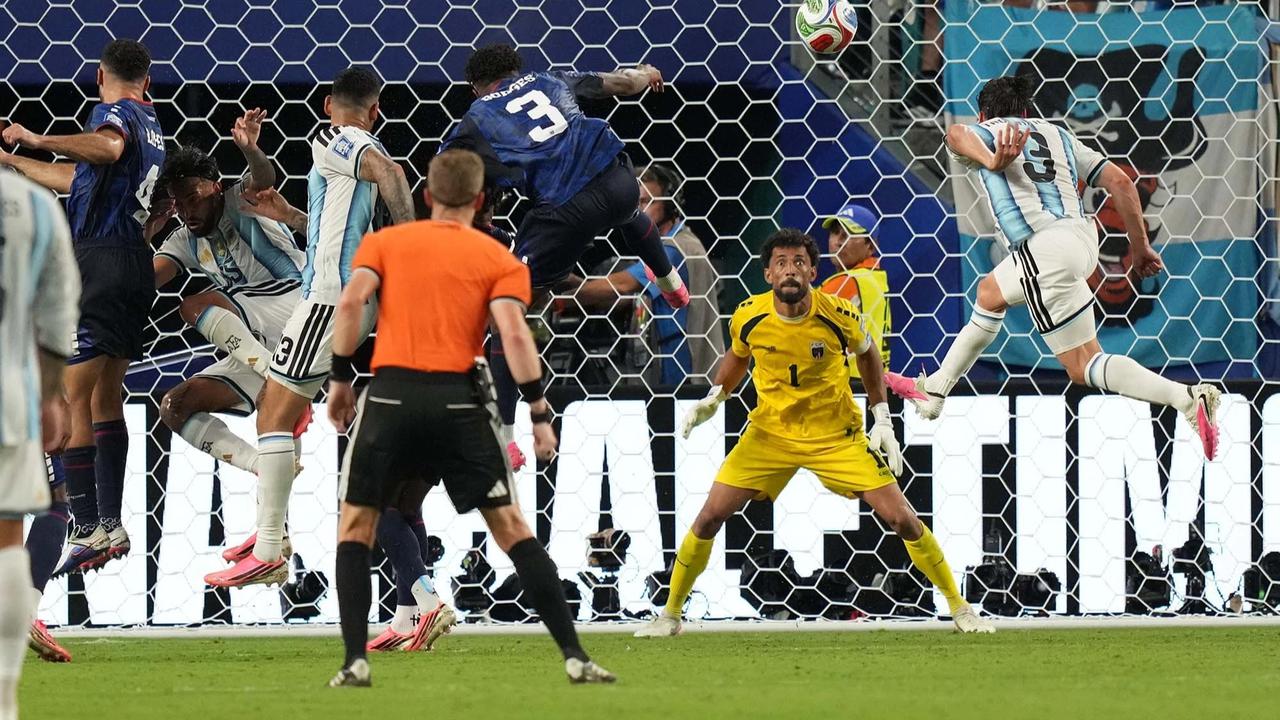 FOTO: Messi Bawa Argentina Melaju ke 16 Besar