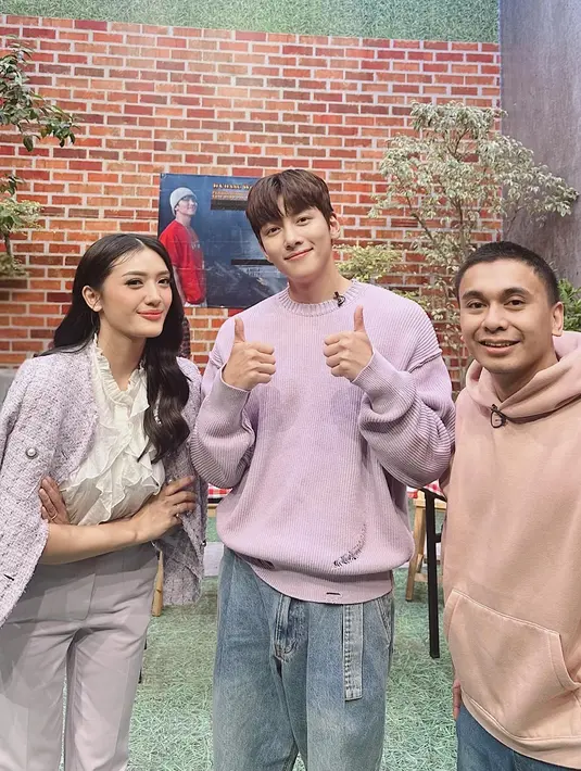 <p>Dia berteruma kasih pada suami sudah menemaninya bertemu idola. "Sampai akhirnya mikir gmna ya kalo aku ktmu in real life sama dia. ditemani suami @raditya_dika (Thankyou syg udh diizinkan!🤍) (Foto: Instagram/ anissaaziza)</p>