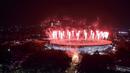 Suasana pesta kembang api saat pembukaan Asian Games di SUGBK, Jakarta, Sabtu, (18/8/2018). Pesta kembang api membuat langit Jakarta semakin gemerlap. (Bola.com/Peksi Cahyo)