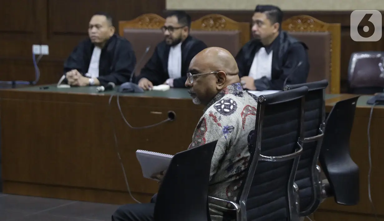 Terdakwa dugaan suap proyek pengadaan di lingkungan PT Krakatau Steel, Karunia Alexander Muskitta saat menjalani sidang pembacaan tuntutan di Pengadilan Tipikor, Jakarta, Rabu (16/10/2019). Karunia Alexander Muskitta dituntut 3 tahun penjara denda Rp100 juta. (Liputan6.com/Helmi Fithriansyah)