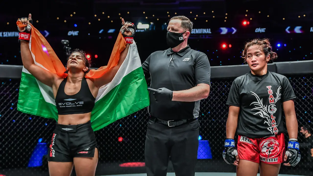 Ritu Phogat (kiri) akan berlaga di final One Championship khusus wanita