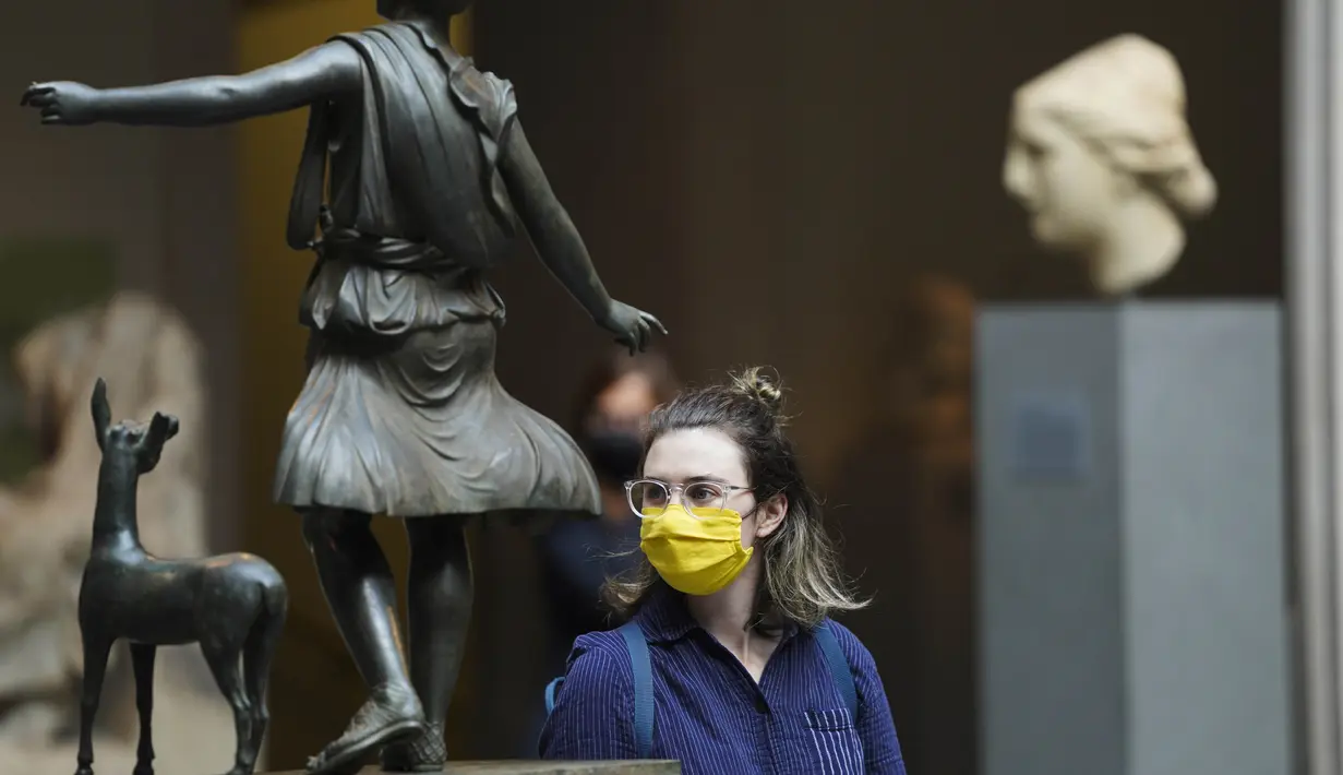 Seorang pengunjung mengamati benda pameran di Metropolitan Museum of Art Fifth Avenue, New York, Amerika Serikat, 27 Agustus 2020. Setelah lima bulan ditutup akibat pandemi COVID-19, museum seni ini akan kembali dibuka untuk umum mulai 29 Agustus 2020. (Xinhua/Wang Ying)