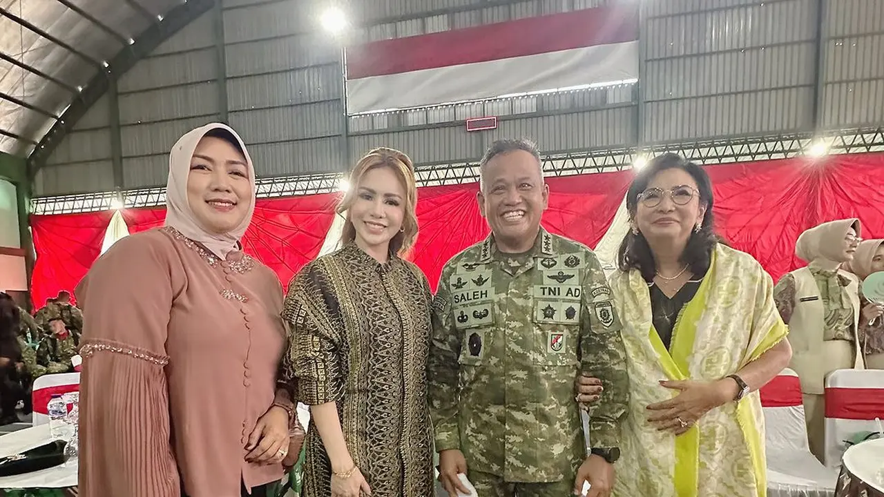 Potret Momo Geisha Tampil Nyanyi di Tengah Pasukan TNI, Foto Bareng para Pejabat