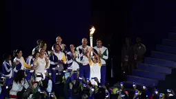Vanderlei Cordeiro de Lima bersama para pembawa obor bersiap untuk menyalakan kaldron Olimpiade 2016  di Stadion Maracana di Rio de Janeiro, (5/8). Pria 46 tahun tersebut menggantikan Pele, yang batal hadir karena sakit. (AFP PHOTO/Fabrice COFFRINI)