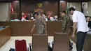 Terdakwa suap anggota DPRD Kalteng Edy Saputra Suradja, Willy Agung, dan Teguh Dudy Syamsuri Zaldy (kiri ke kanan) saat sidang tuntutan di Pengadilan Tipikor, Jakarta, (27/2). Ketiganya dituntut 2 tahun 6 bulan penjara. (Liputan6.com/Helmi Fithriansyah)