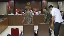 Terdakwa suap anggota DPRD Kalteng Edy Saputra Suradja, Willy Agung, dan Teguh Dudy Syamsuri Zaldy (kiri ke kanan) saat sidang tuntutan di Pengadilan Tipikor, Jakarta, (27/2). Ketiganya dituntut 2 tahun 6 bulan penjara. (Liputan6.com/Helmi Fithriansyah)