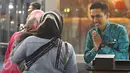 Petugas cek in Garuda Indonesia memberikan salam kepada calon penumpang tujuan Jakarta-Ternate pada pengoperasian perdana Terminal 3 Bandara Soekarno Hatta, Tangerang (9/8). (Liputan6.com/Immanuel Antonius).