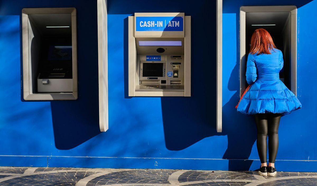 2. Lagi Urgent Buat Kirim Uang, Eh Malah ATM-nya Bermasalah<br>