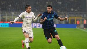 Nicolo Fagioli (kiri) mencoba merebut bola dari Alessandro Bastoni (kanan) dalam laga Inter Milan vs Fiorentina Kamis (30/10/2025) (AP Photo/Antonio Calanni)