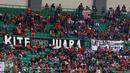 Suporter membentangkan spanduk saat menyaksikan laga Persija melawan Mitra Kukar pada lanjutan Liga 1 Indonesia di Stadion Patriot Candrabhaga, Bekasi, Minggu (14/5). Laga kedua tim berakhir imbang 1-1. (Liputan6.com/Helmi Fithriansyah)