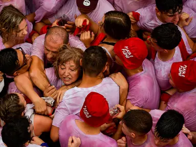 Orang-orang berpakaian merah dan putih memenuhi alun-alun balai kota saat pembukaan resmi Festival San Ferm&iacute;n 2023 di Pamplona, Spanyol, Kamis (6/7/2023). San Fermin adalah festival yang sangat terkenal di Kota Pamplona. (AP Photo/Alvaro Barrientos)