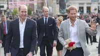 Pangeran Harry dan Pangeran William menyapa warga di sekitar Kastil Windsor (Instagram @kensingtonroyal)