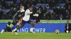 Pemain Tottenham Hotspur Steven Bergwijn (kanan) melewati kiper Leicester City Kasper Schmeichel untuk mencetak gol pada pertandingan sepak bola Liga Inggris di King Power Stadium, Leicester, Inggris, 19 Januari 2022. Tottenham menang 3-2. (AP Photo/ Rui Vieira)