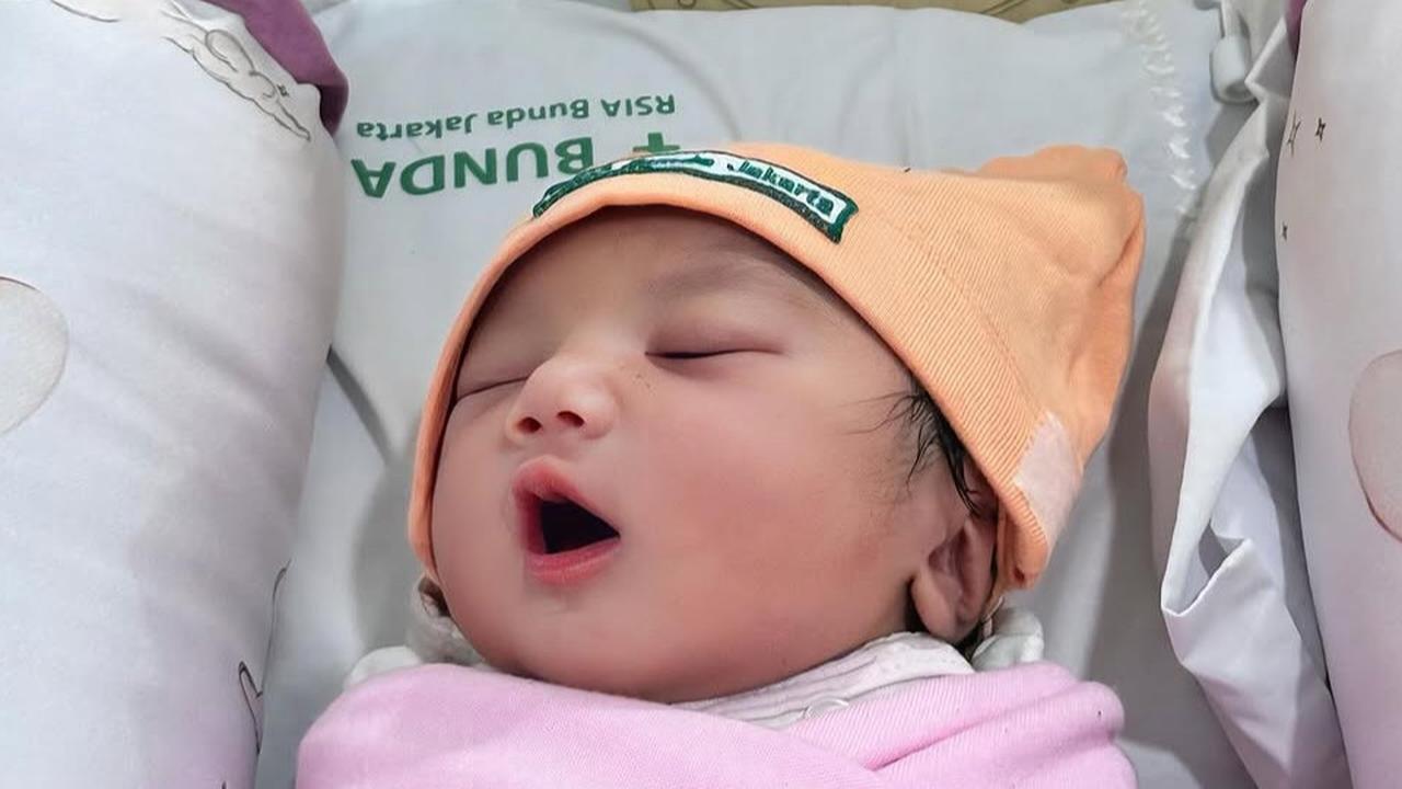 Potret Baby Kayya Anak Perempuan Kiky Saputri yang Punya Hidung Mancung, Rambut Lebat dan Lahir di Tanggal Cantik