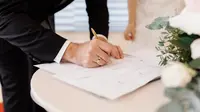 Bikin Perjanjian Pranikah, Benarkah Tanda Kurang Percaya pada Pasangan?