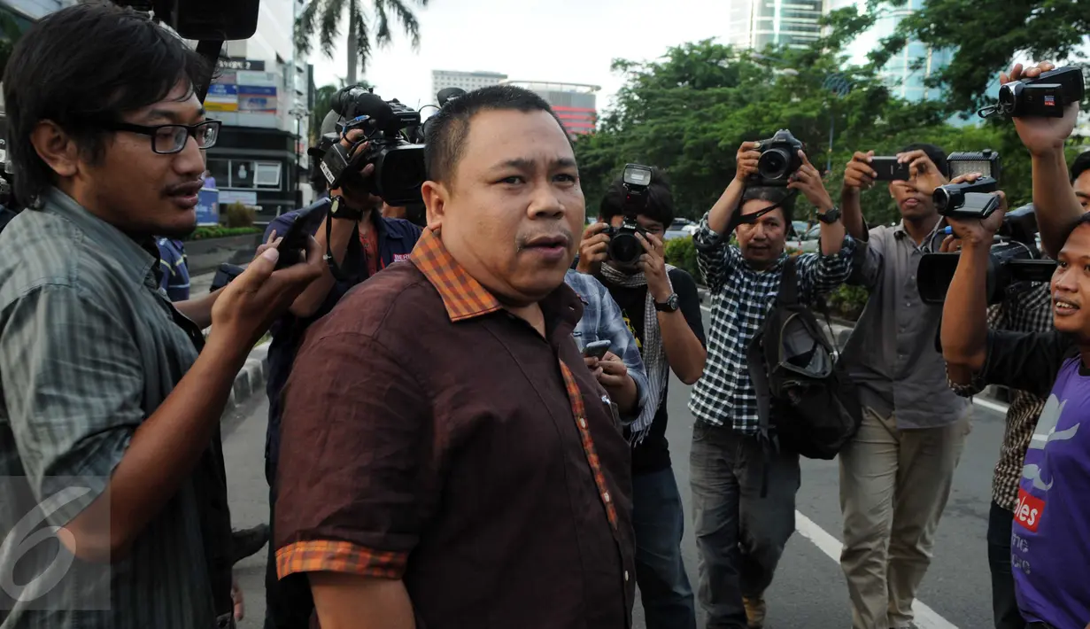 Anggota Komisi V DPR F-PKB, Fathan Subchi berusaha lari usai pemeriksaan sebagai saksi terkait kasus suap Damayanti Wisnu Putranti, di KPK, Jakarta, Kamis (25/2). Fathan diperiksa sebagai saksi untuk tersangka Abdul Khoir (Liputan6.com/Helmi Afandi)
