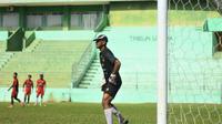 Pelatih Kiper Arema, Jarot Supriyadi saat turun jadi pemain dalam latihan Arema. (Iwan Setiawan/Bola.com)