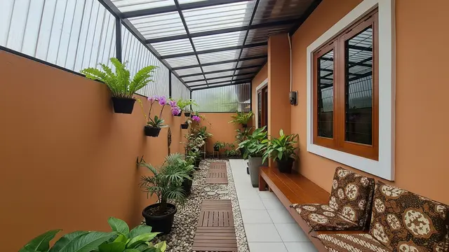 9 Desain Teras Samping Memanjang yang Adem untuk Lahan 1 Meter