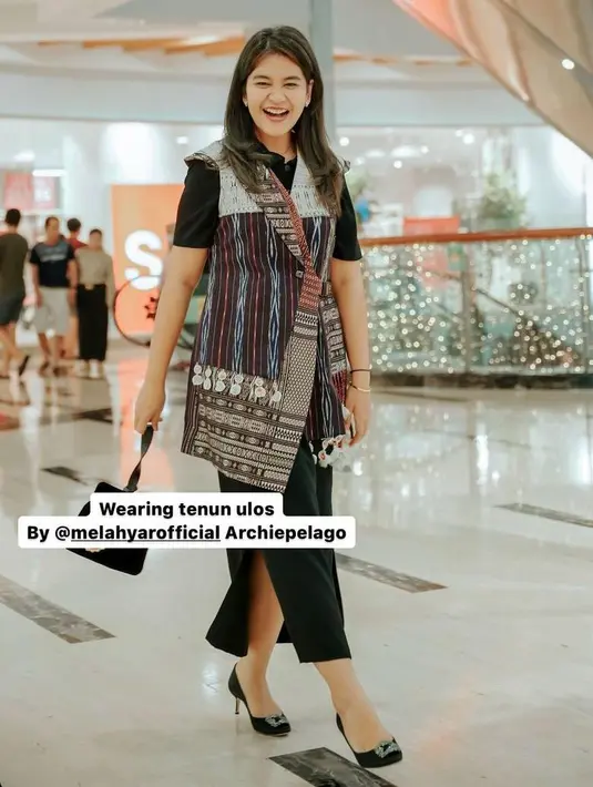Nggak kalah menawan penampilan Kahiyang Ayu dengan maxi dress hitam yang dipadukan vest ulos. Elegan buat bukber! [@ayanggkahiyang]
