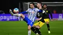 Gelandang Hertha Berlin Vladimir Darida (kiri) berebut bola dengan pemain depan Borussia Dortmund Marco Reus pada laga pekan ke-17 Liga Jerman di Olympiastadion, Minggu (19/12/2021) dinihari WIB. Tuan rumah Hertha Berlin mempermalukan Dortmund dengan skor 3-2. (Tobias SCHWARZ / AFP)