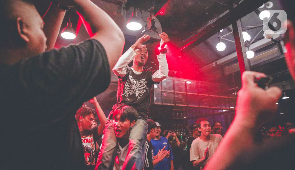 Keseruan penonton saat menyaksikan aksi salah satu band yang tampil dalam acara musik South Fest #2 di Jakarta, Minggu (10/10/2021).  Pemerintah mengizinkan penyelenggaraan kegiatan berskala besar dengan syarat mematuhi protokol kesehatan yang ketat. (Liputan6.com/Faizal Fanani)
