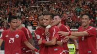 Ekspresi bahagia Rezaldi Hehanussa (tengah) usai mecetak gol ke gawang Tampines Rovers pada laga Piala AFC 2018 di Stadion Utama GBK, Senayan, Jakarta (28/2/2018). Persija menang 4-1. (Bola.com/Nick Hanoatubun)