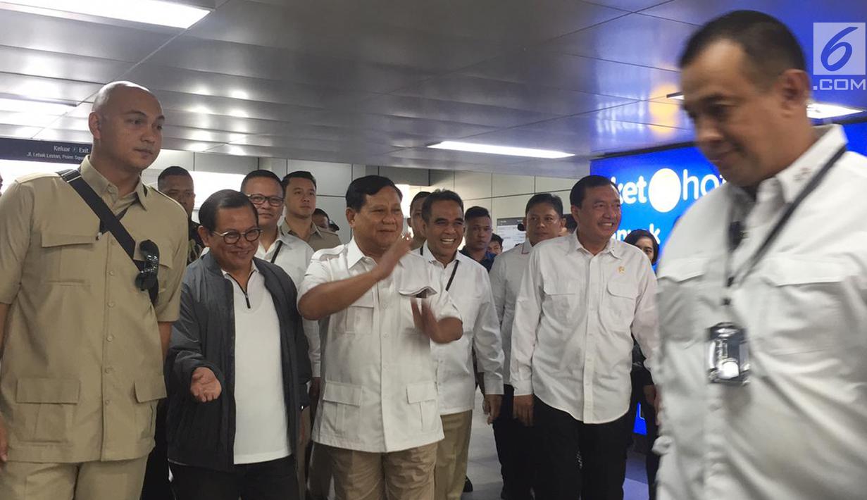 Ketua Umum Gerindra Prabowo Subianto tiba di Stasiun MRT Lebak Bulus, Jakarta, Sabtu (13/7/2019). Prabowo mengenakan baju khasnya, safari putih. (Liputan6.com/Lizsa Egehem)