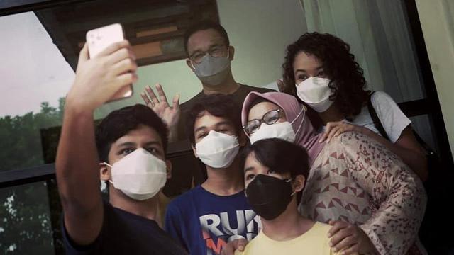 Anies Baswedan dijenguk istri dan anak. (Foto: Instagram @fery.farhati)