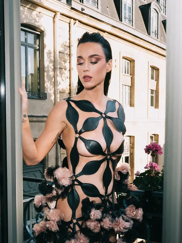 Debut Katy Perry di Runway Vogue Paris, Kenakan Gaun Bolong-Bolong Tanpa Underwear