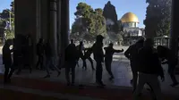 Warga Palestina bentrok dengan pasukan keamanan Israel di Kompleks Masjid Al Aqsa, Kota Tua Yerusalem, 15 April 2022. (AP Photo/Mahmoud Illean)