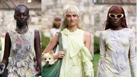 Tak sekadar tema, para model di peluncuran koleksi Spring 2025 Collina Strada di New York Fashion Week ternyata benar-benar berjalan di atas rumput sebagai rumway mereka.