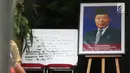 Foto almarhum Probosutedjo terpampang di luar rumah duka yang berada di Jalan Diponegoro, Jakarta, Senin (26/3). Probosutedjo meninggal dunia pada usia 87 tahun. (Liputan6.com/Arya Manggala)