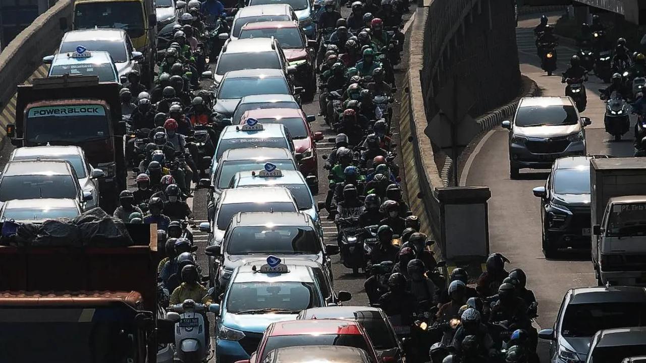 Sementara Dinas Lingkungan Hidup (LH) DKI Jakarta menegaskan, tak semua kendaraan berusia lebih dari 3 tahun dikenakan sanksi saat tilang uji emisi diberlakukan. Kendaraan di atas tiga tahun tidak akan ditilang jika dinyatakan lulus uji emisi.<br>