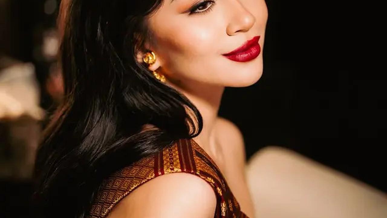 6 Potret Cantik Paripurna Ariel Tatum saat Dipulas Lipstik Merah yang Berani