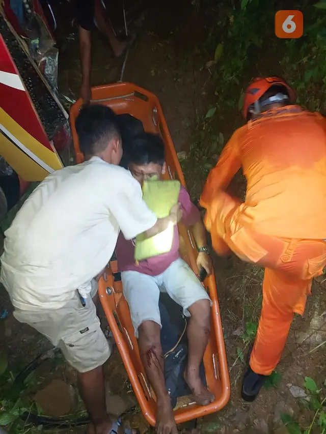 Evakuasi korban kecelakaan rombongan  santri gontor