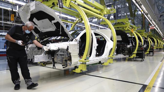 Pekerja merakit mobil Mercedes-Benz S-class di pabrik Mercedes, Sindelfingen, Jerman, Kamis (30/4/2020). Mulai 27 April 2020, Mercedes-Benz kembali membuka jalur produksi yang sebelumnya ditutup karena pandemi virus corona COVID-19. (AP Photo/Matthias Schrader)