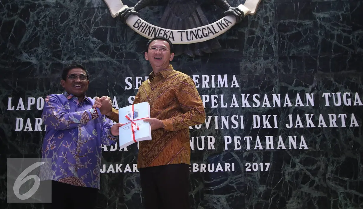 Pelaksana tugas Gubernur DKI Jakarta, Sumarsono bersama Gubernur DKI Jakarta Basuki Tjahaja Purnama melakukan serah terima berkas laporan di Balai Agung DKI, Sabtu (11/2). (Liputan6.com/Immanuel Antonius)