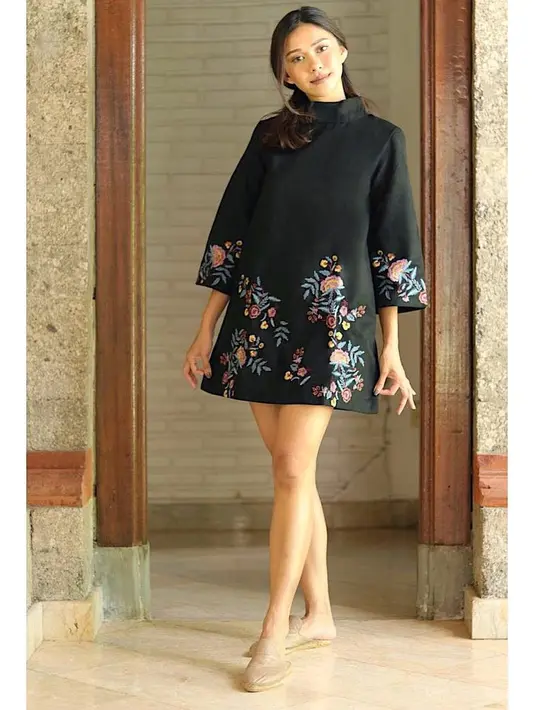 Nah, kalau yang satu ini Nana begitu cantik dengan mini dress hitamnya. Dandanan yang super simple ini berhasil membuatnya tampil elegan dan memesona pastinya. (Instagram/nanamirdad)